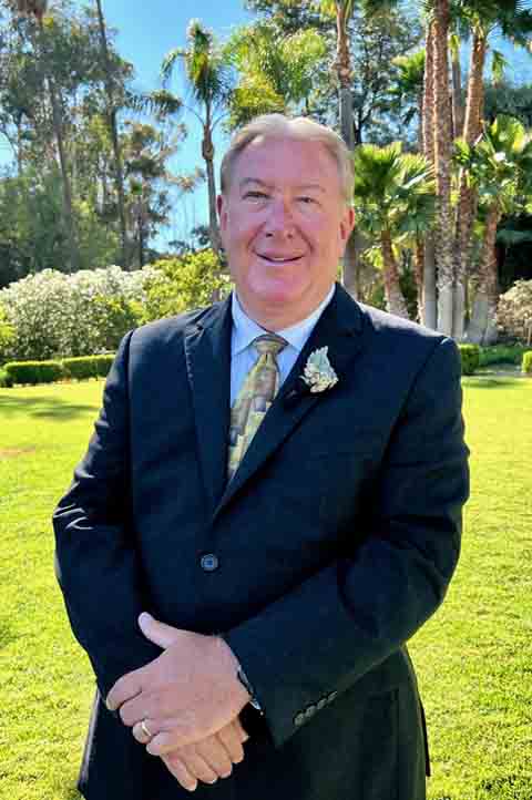 Pastor Robb Orr dressed in formal attire.